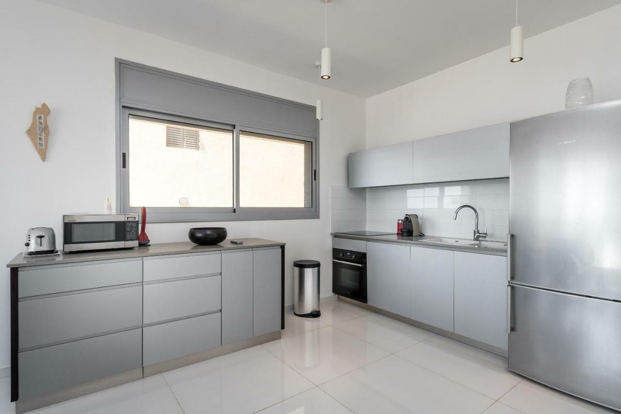 Beautiful Sunny 3 Bedrooms In Font Of The Beach Tel Aviv Exterior photo
