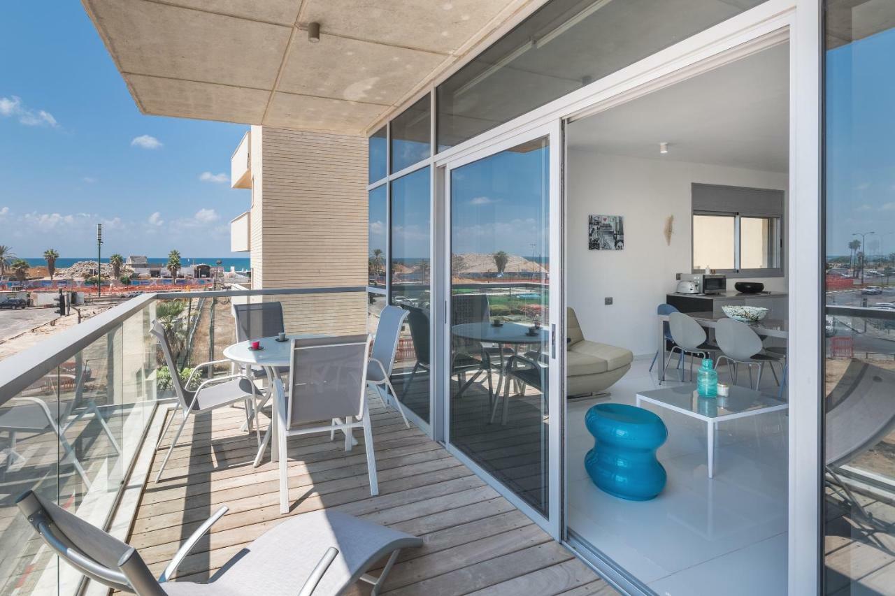 Beautiful Sunny 3 Bedrooms In Font Of The Beach Tel Aviv Exterior photo