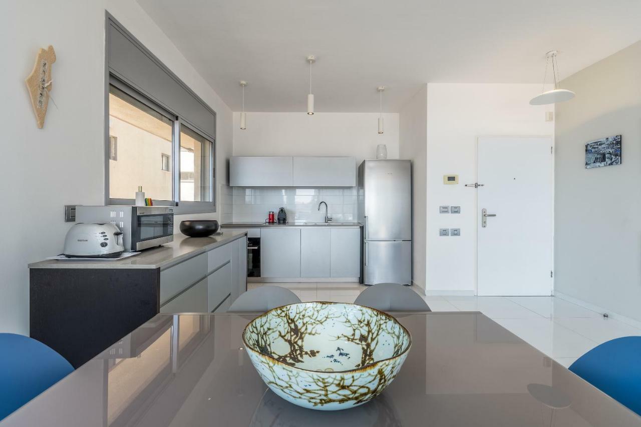Beautiful Sunny 3 Bedrooms In Font Of The Beach Tel Aviv Exterior photo